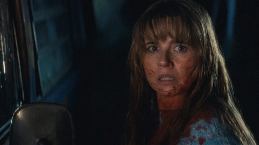 Linda Cardellini como Pamela Voorhees na série Crystal Lake, do Peacock.
