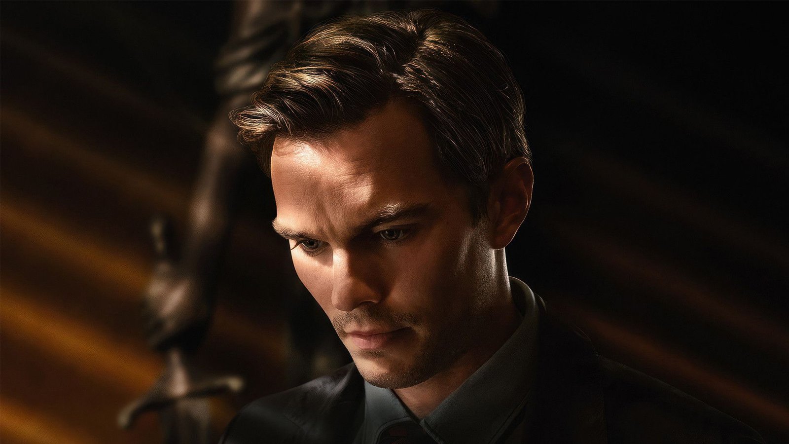Nicholas Hoult ao lado do nome de Gilderoy Lockhart em arte sobre a segunda temporada de Harry Potter.