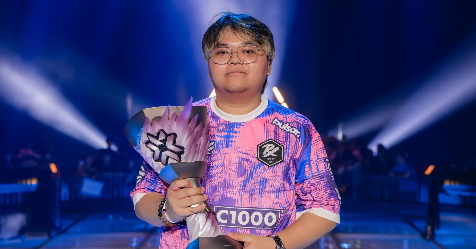 d4v41 com o troféu do Masters Toronto, conquistado pela Paper Rex