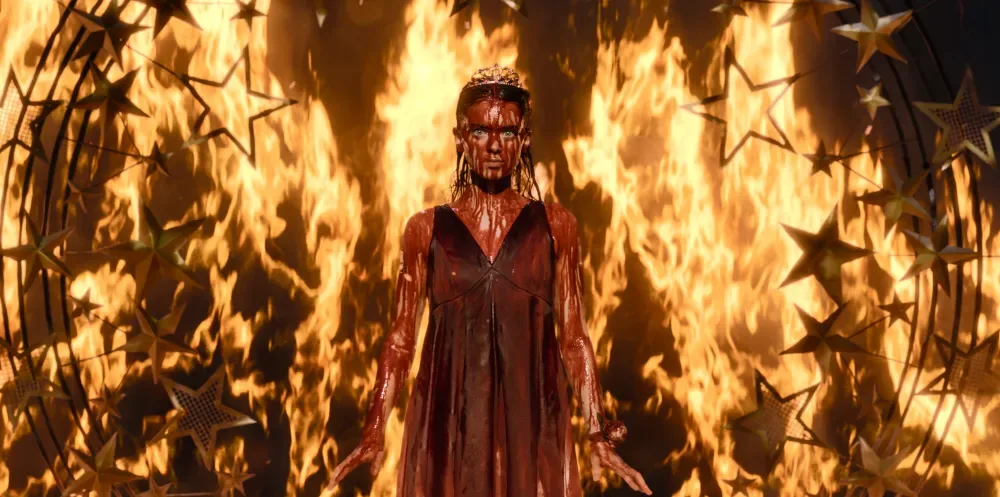 Summer H. Howell como Carrie White na primeira temporada da série