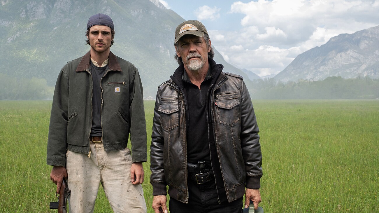 Jacob Elordi e Josh Brolin em um campo no mundo pós-apocalíptico de The Dog Stars.